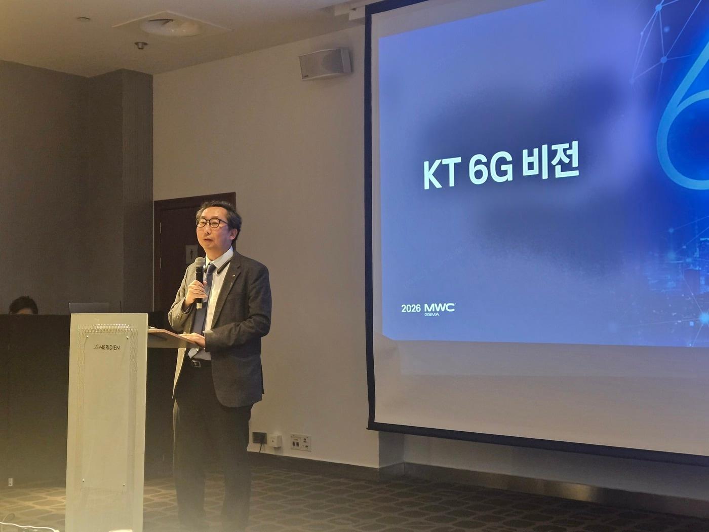 본문 이미지 - KT 네트워크연구소장 이종식 KT 네트워크연구소장(전무)이 2일(현지시간) 스페인 바르셀로나에서 기자 간담회를 진행 중이다.