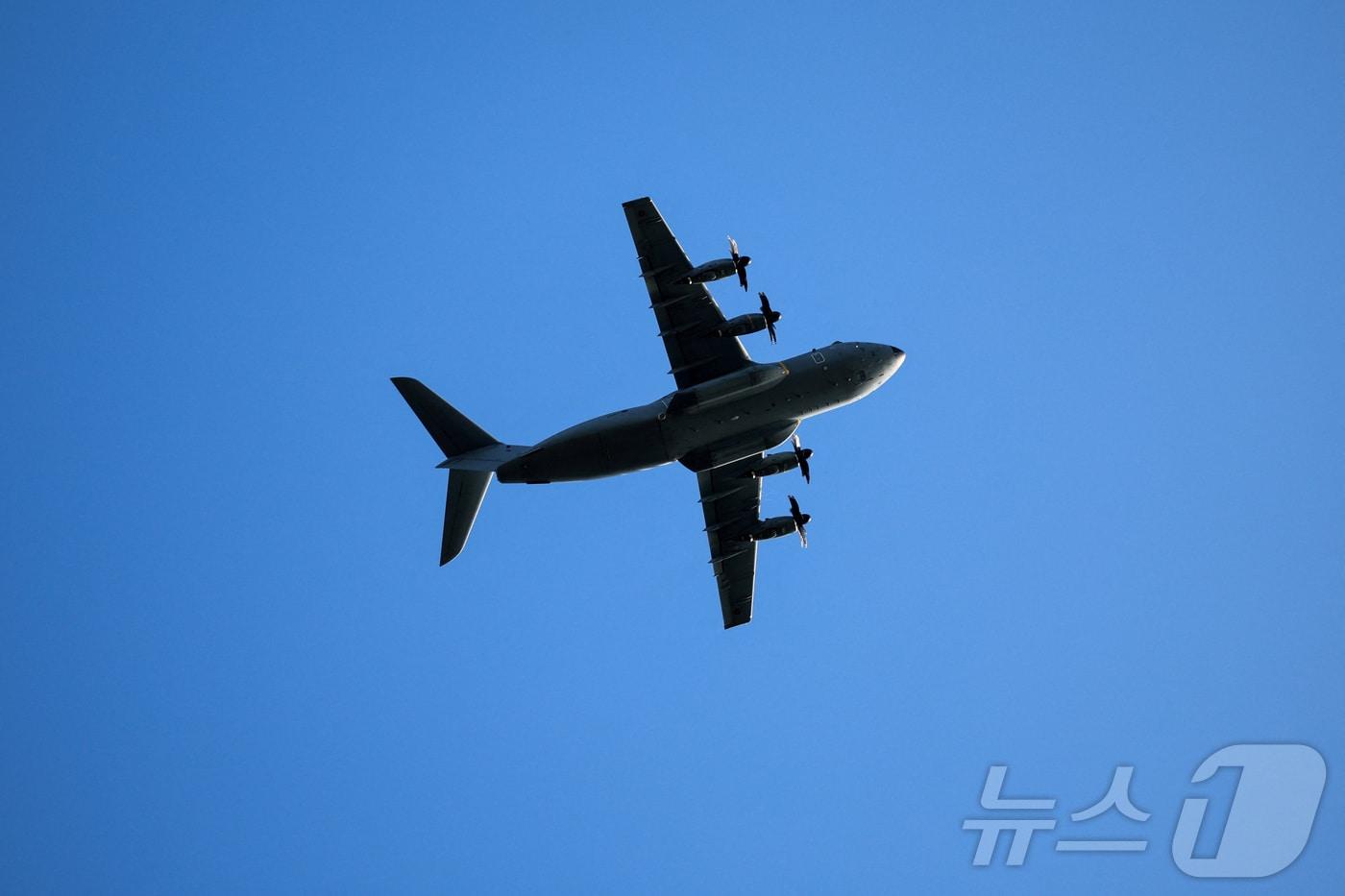 본문 이미지 - 키프로스 주둔 영국 아크로티리 공군 기지 상공의 항공기.2026.03.02 ⓒ 로이터=뉴스1