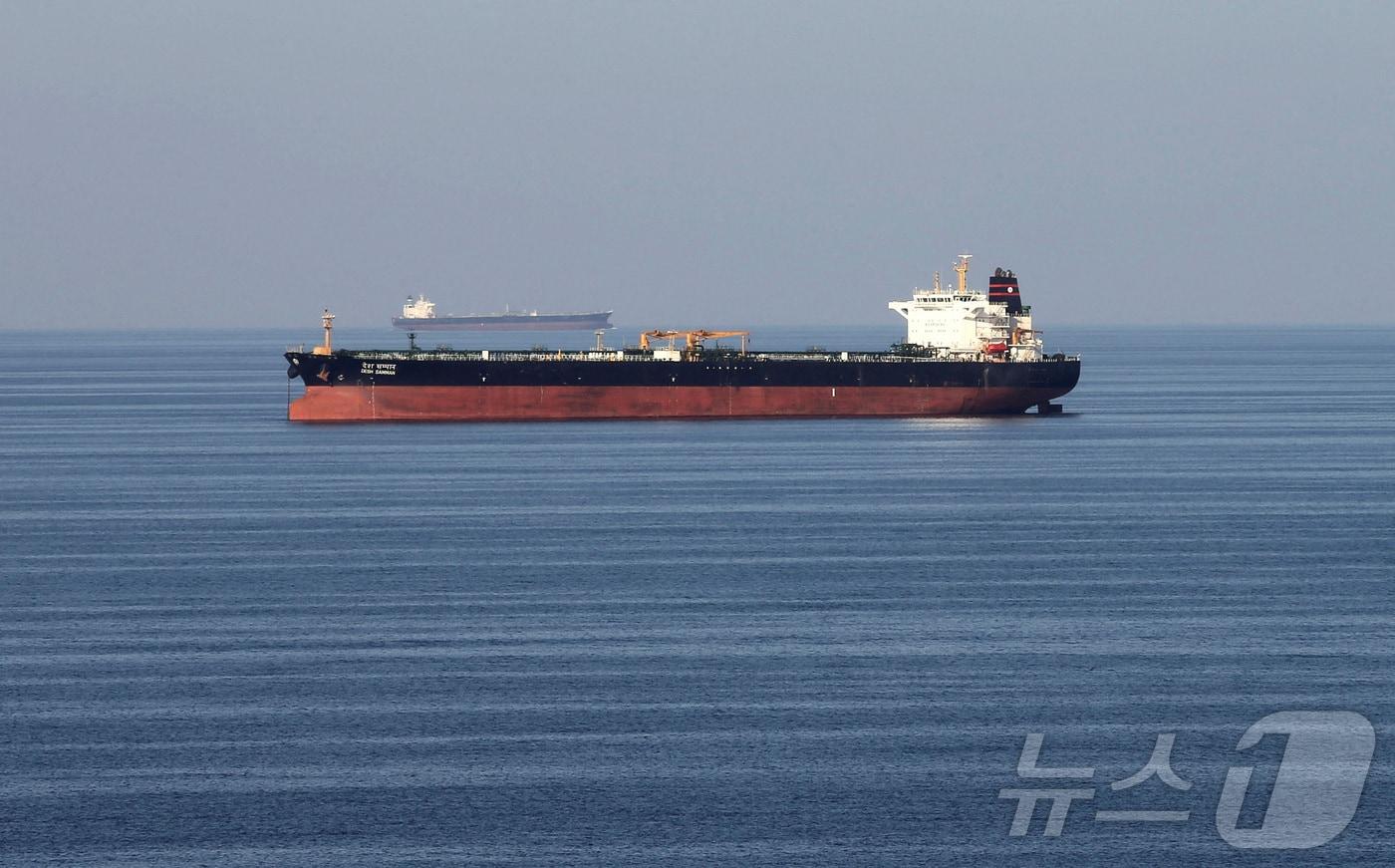 본문 이미지 - 한 유조선이 호르무즈 해협을 통과하고 있다(2018년 12월 21일 촬영). ⓒ 로이터=뉴스1