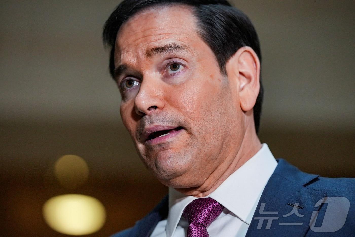 본문 이미지 - 마코 루비오 미국 국무장관이 2일(현지시간) 워싱턴DC 의사당에서 의회 지도부에 이란 상황을 브리핑하기에 앞서 기자들의 질문에 답하고 있다. 2026.03.02. ⓒ 로이터=뉴스1