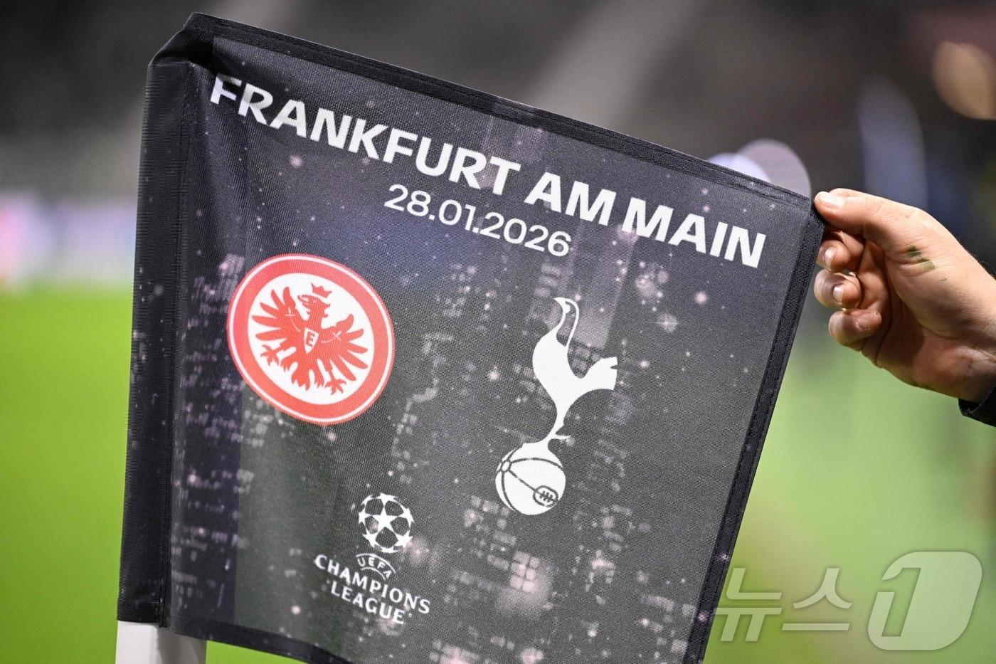 본문 이미지 - 토트넘 홋스퍼는 1월 29일(한국시간) 열린 프랑크푸르트와 2025-26 UEFA 챔피언스리그 리그 페이즈 최종 8차전에서 발생한 팬들의 '나치 경례' 때문에 징계를 받았다. ⓒ AFP=뉴스1