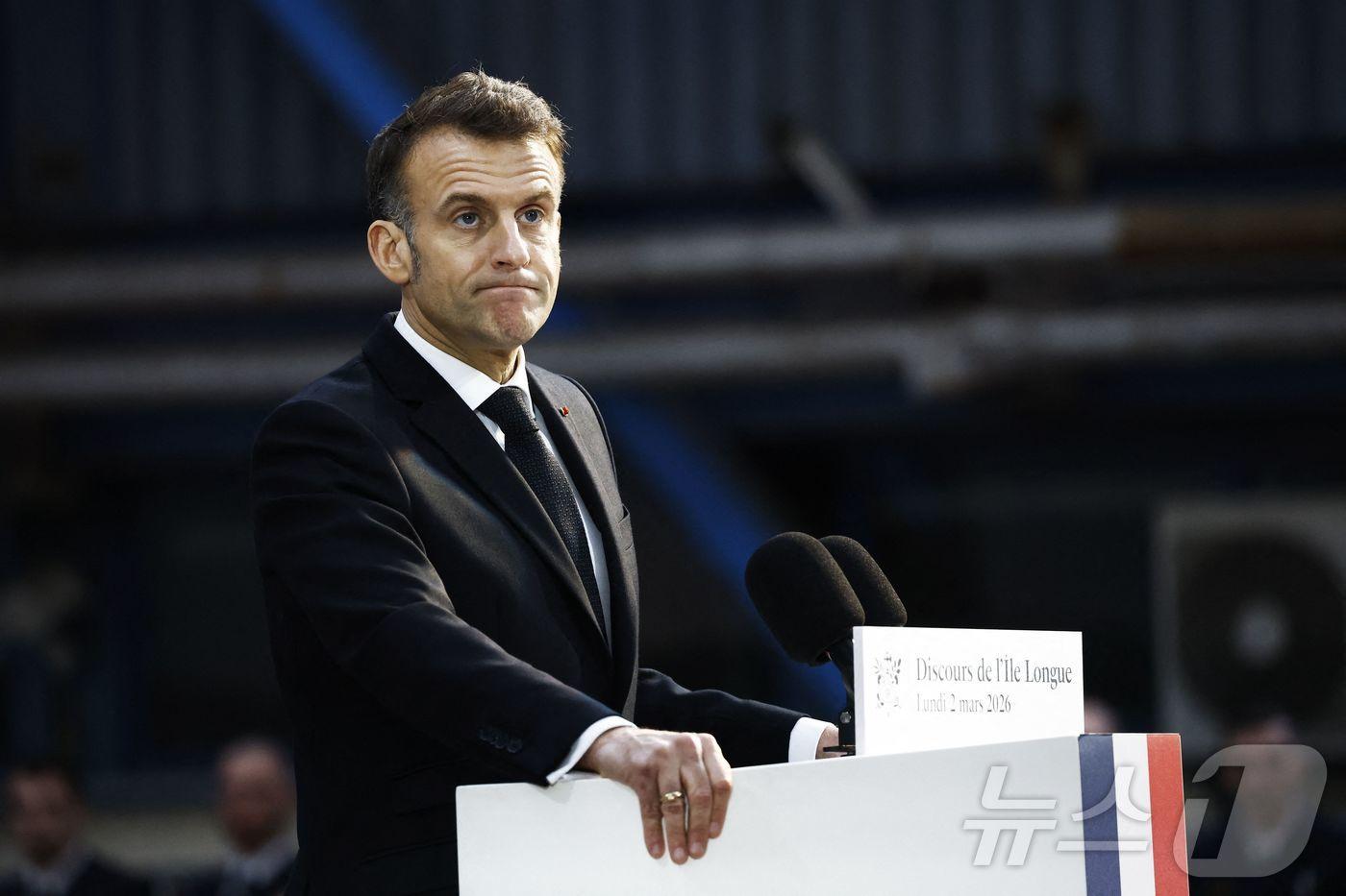 본문 이미지 - 2일(현지시간) 에마뉘엘 마크롱 프랑스 대통령이 프랑스 북서부 크로종(Crozon)의 일롱그(&Icirc;le Longue) 핵잠수함 해군기지에서 핵추진 탄도미사일 잠수함(SSBN)인 '르 테메레르'(Le Temeraire·S617) 앞에서 연설하고 있다. 2026.03.02 ⓒ AFP=뉴스1