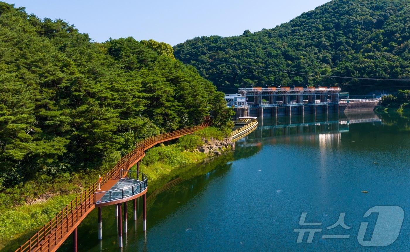 본문 이미지 - 충북 괴산의 명품 걷기 길 '산막이 호수길'. 군은 기존 산막이옛길과 산막이호수길을 연계해 괴산호를 순환하는 길을 2028년까지 조성한다.2026.03.03. ⓒ 뉴스1 이성기 기자