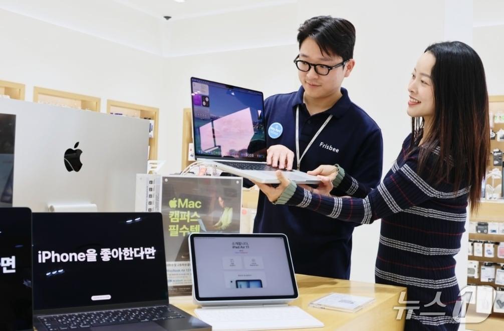 본문 이미지 - 롯데백화점 대구점 1층 '프리스비' 매장을 찾은 고객이 다양한 학업용 IT 기기를 살펴보고 있다.(롯데백화점 제공, 재판매 및 DB 금지)