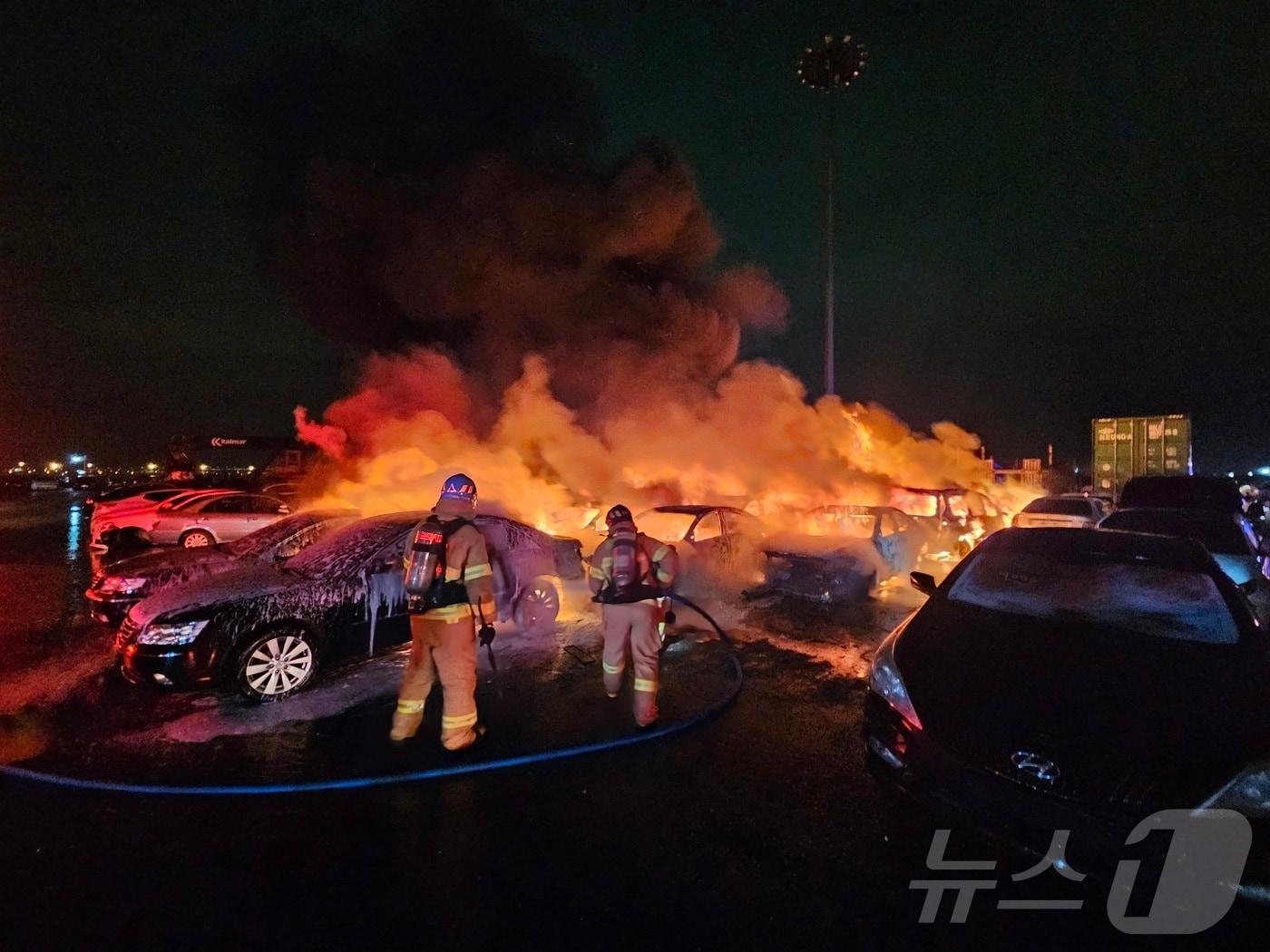 본문 이미지 - 2일 오후 9시 9분쯤 인천시 중구 항동 7가 선광남항 중고차 장치장에서 화재가 발생했다. 이 사고로 수출 대기 중이던 중고차량 15대가 완전히 타고, 15대가 부분적으로 탔다.(인천소방본부 제공. 재배포 및 DB금지)2026.3.3 ⓒ 뉴스1 박소영 기자