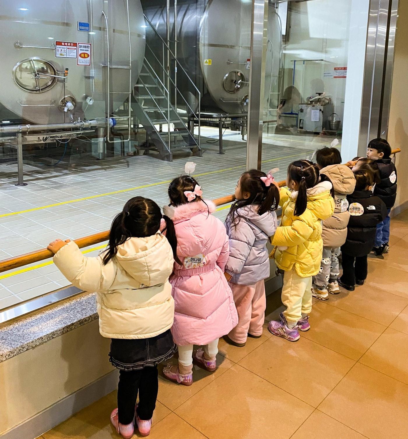 본문 이미지 - 남양유업, 공장 견학 프로그램 '어린이 우유 탐험대' 현장.(남양유업 제공)
