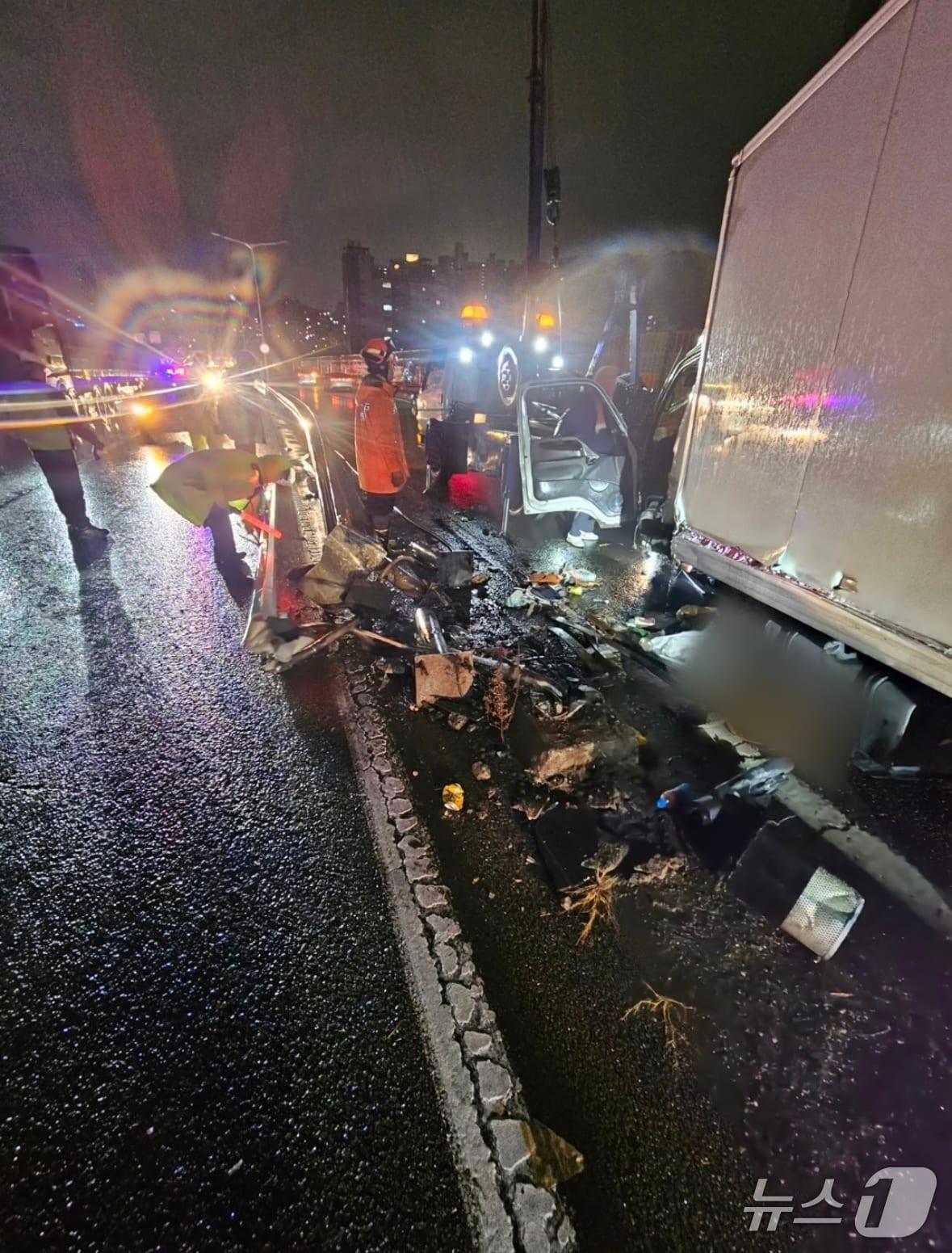 본문 이미지 - 2일 오후 부산 동서고가로에서 2.5톤짜리 화물차가 중앙가드레일을 들이받아 경찰이 현장을 수습하고 있다.(부산경찰청 제공. 재판매 및 DB 금지)