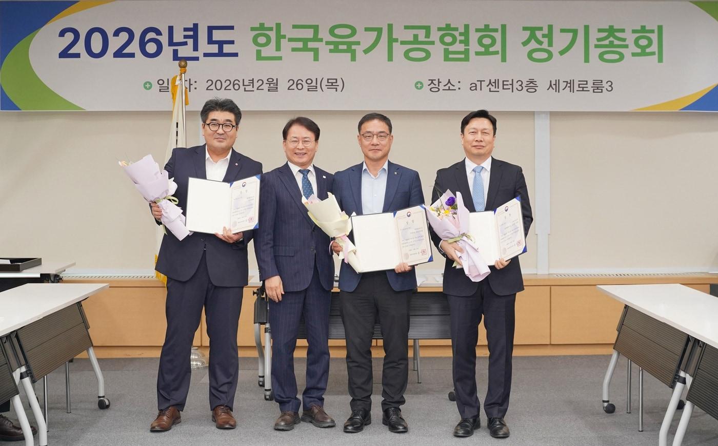 본문 이미지 - 지난달 26일 서울 양재동 aT센터 세계로룸3에서 열린 '2025 베스트 육가공품 선발대회'에서 안성규 롯데웰푸드 육가공마케팅팀 매니저(가장 왼쪽)가 시상 기념사진을 촬영하고 있다.(대상 제공)