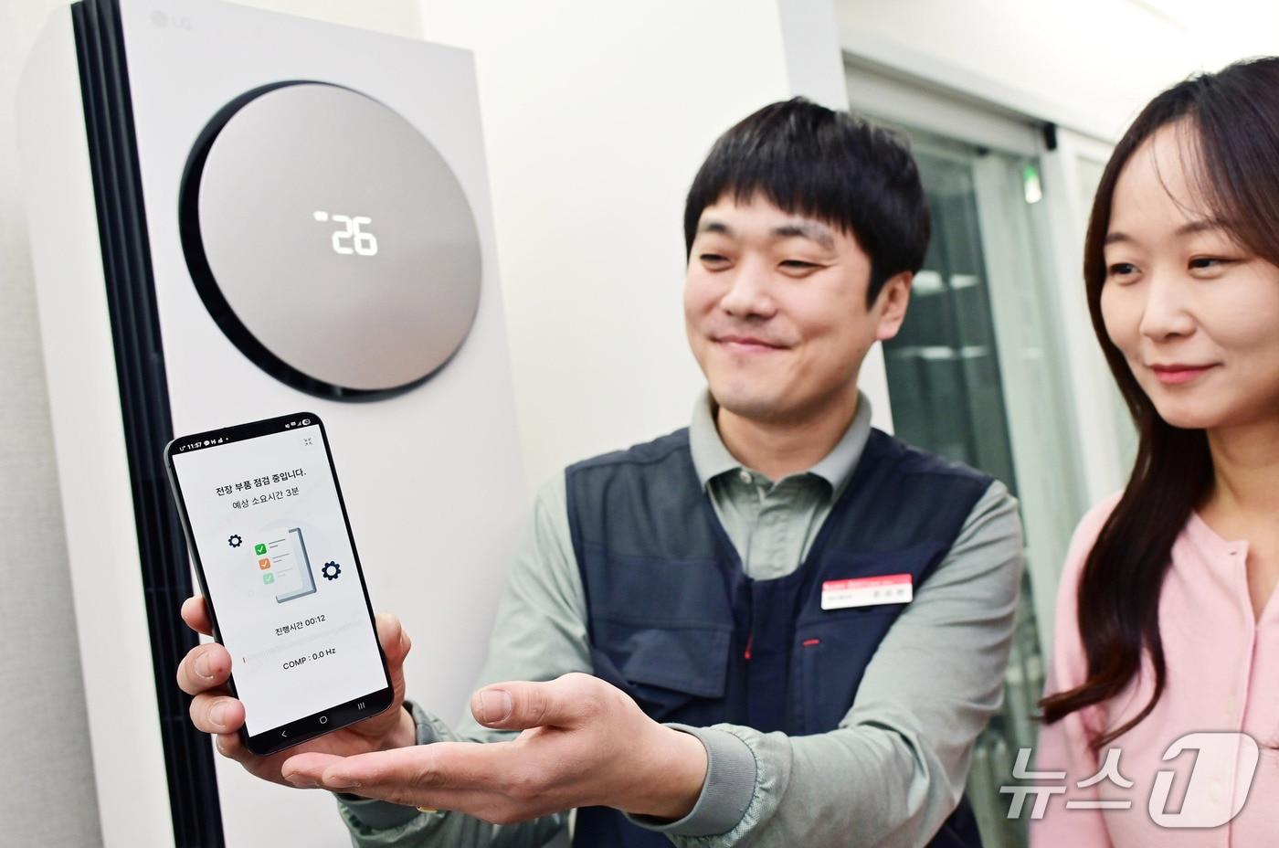 본문 이미지 - LG전자의 에어컨 사전점검 서비스는 전문 엔지니어가 직접 에어컨의 냉방 성능, 냉매 상태, 전원 및 배선 연결, 필터 및 배수 호스 위생 상태 등을 AI 기술을 활용해 점검한다. (사진제공 = LG전자) 