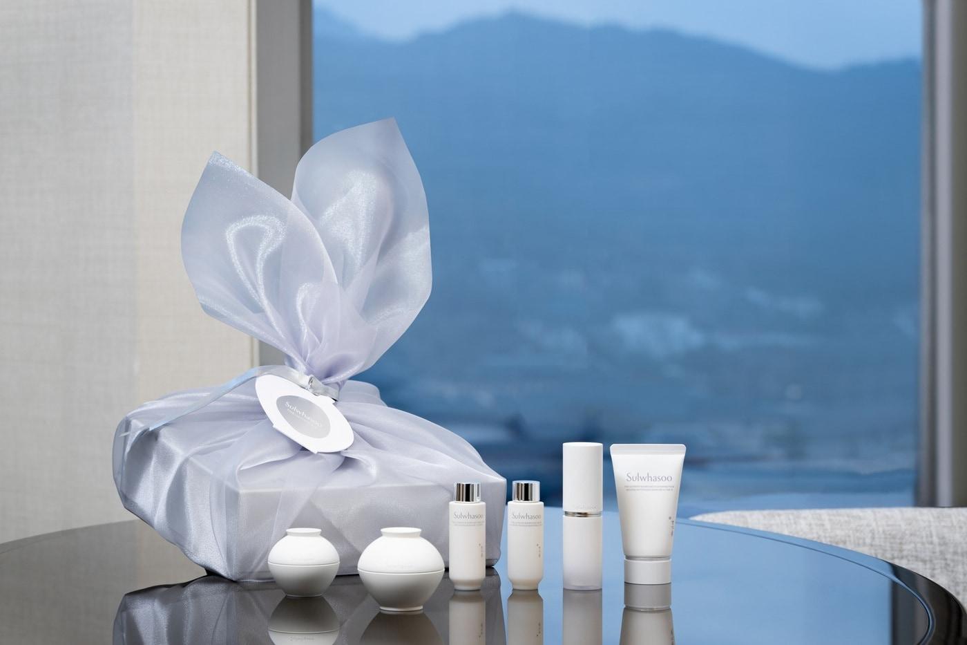 본문 이미지 - 설화수와 포시즌스 호텔 서울이 선보인 진설 헤리티지 6종 키트(아모레퍼시픽 제공)