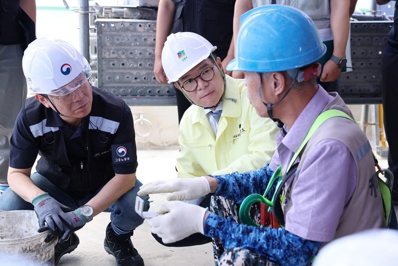 본문 이미지 - 지난해 9월 정원오(가운데) 성동구청장이 김영훈(왼쪽) 고용노동부 장관과 함께 성동구의 건설 현장을 합동점검 중인 모습(성동구 제공)