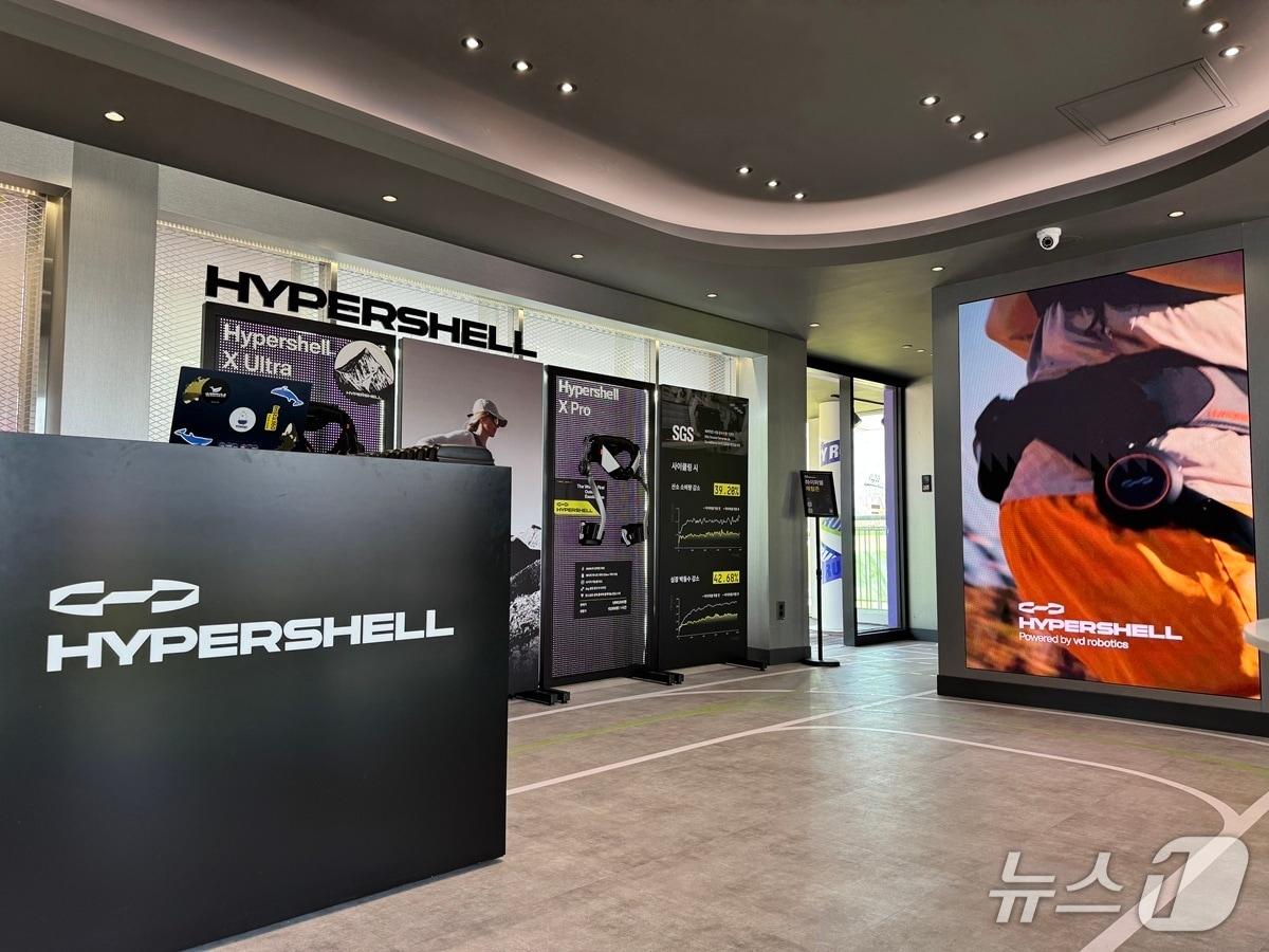 본문 이미지 - CU 러닝스테이션 시그니처 1호점(CU 한강르네상스여의도 3호점) 하이퍼쉘 팝업 스토어(브이티로보틱스 제공)