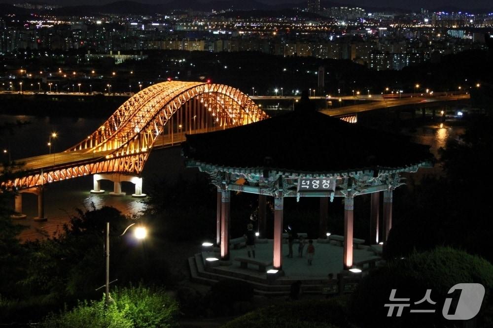 본문 이미지 - 고양시 행주산성 정상에서 바라본 행주대교와 한강의 야간 전경. (고양시 제공, 재판매 및 DB금지)