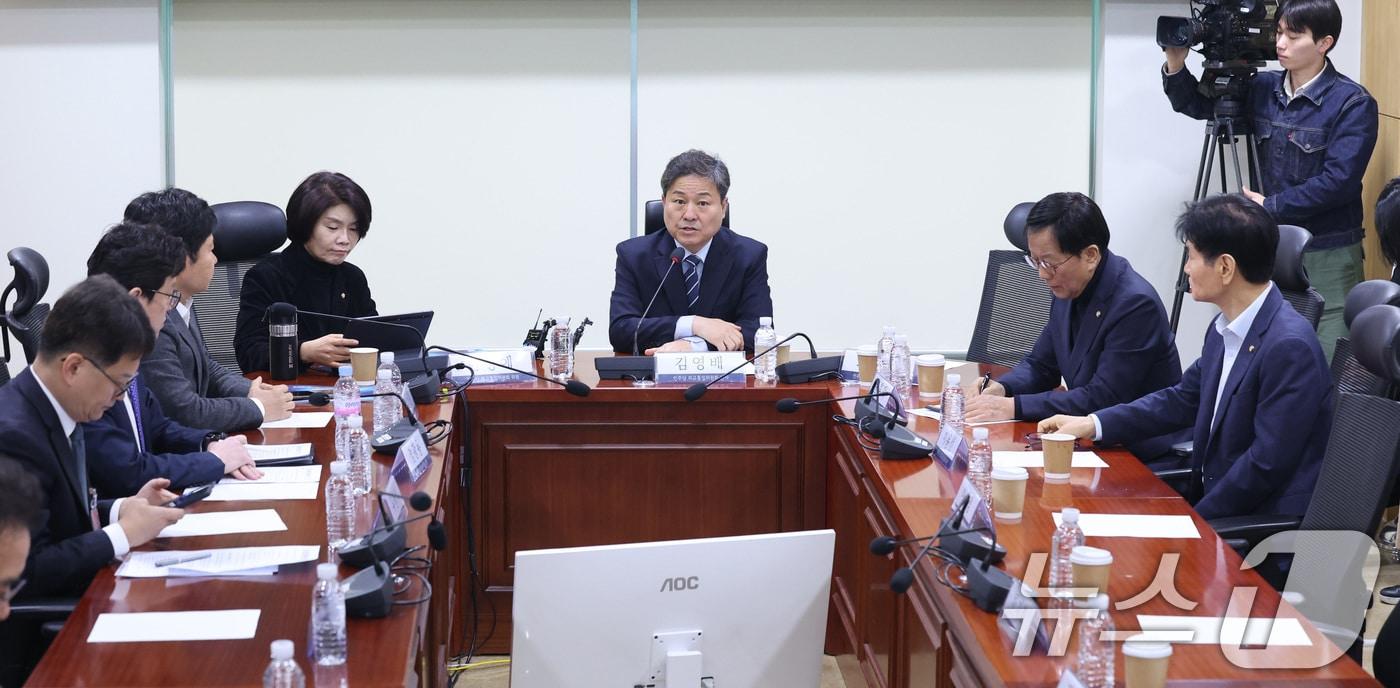 본문 이미지 - 김영배 더불어민주당 외교통일위원회 간사 3일 서울 여의도 국회 의원회관에서 열린 이란사태 관련 당·정간담회에서 발언하고 있다. 2026.3.3 ⓒ 뉴스1 신웅수 기자