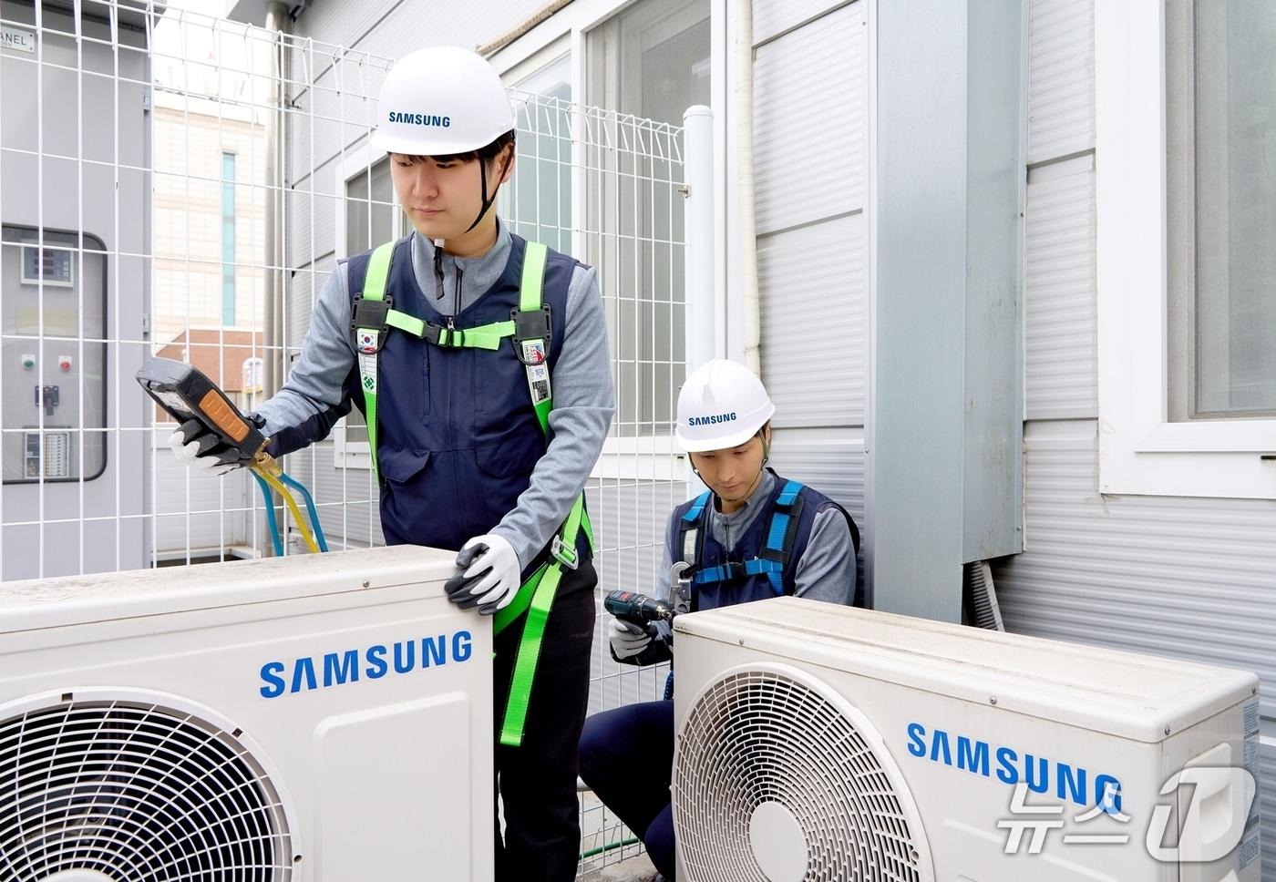 본문 이미지 - 삼성전자서비스 엔지니어가 에어컨 사전점검 서비스를 제공하는 모습 (사진제공 = 삼성전자서비스) 