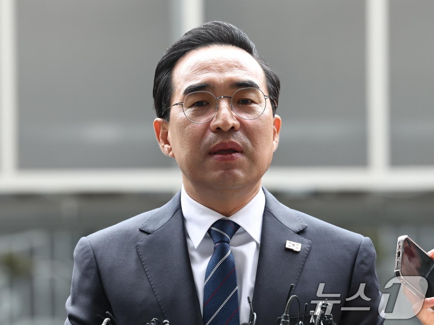 본문 이미지 - 박홍근 초대 기획예산처 장관 후보자가 3일 오전 서울 중구 예금보험공사 본사에 마련된 인사청문회 준비 사무실로 출근하며 지명 소감을 밝히고 있다. 2026.3.3 ⓒ 뉴스1 최지환 기자