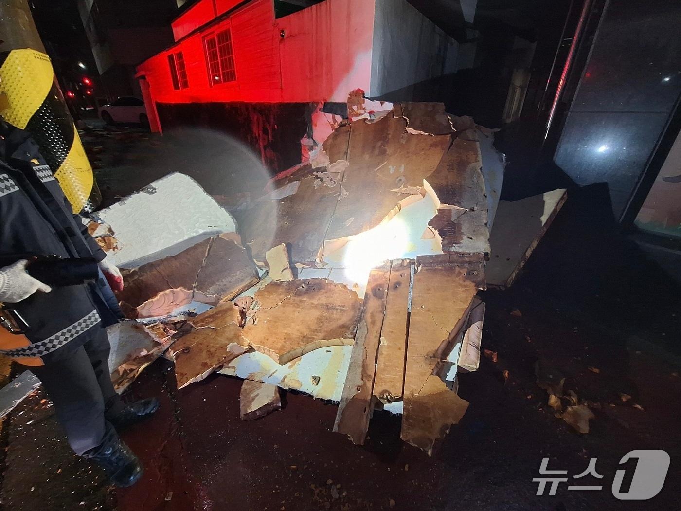 본문 이미지 - 강풍에 떨어진 외장재(제주소방본부 제공. 재판매 및 DB금지)/뉴스1