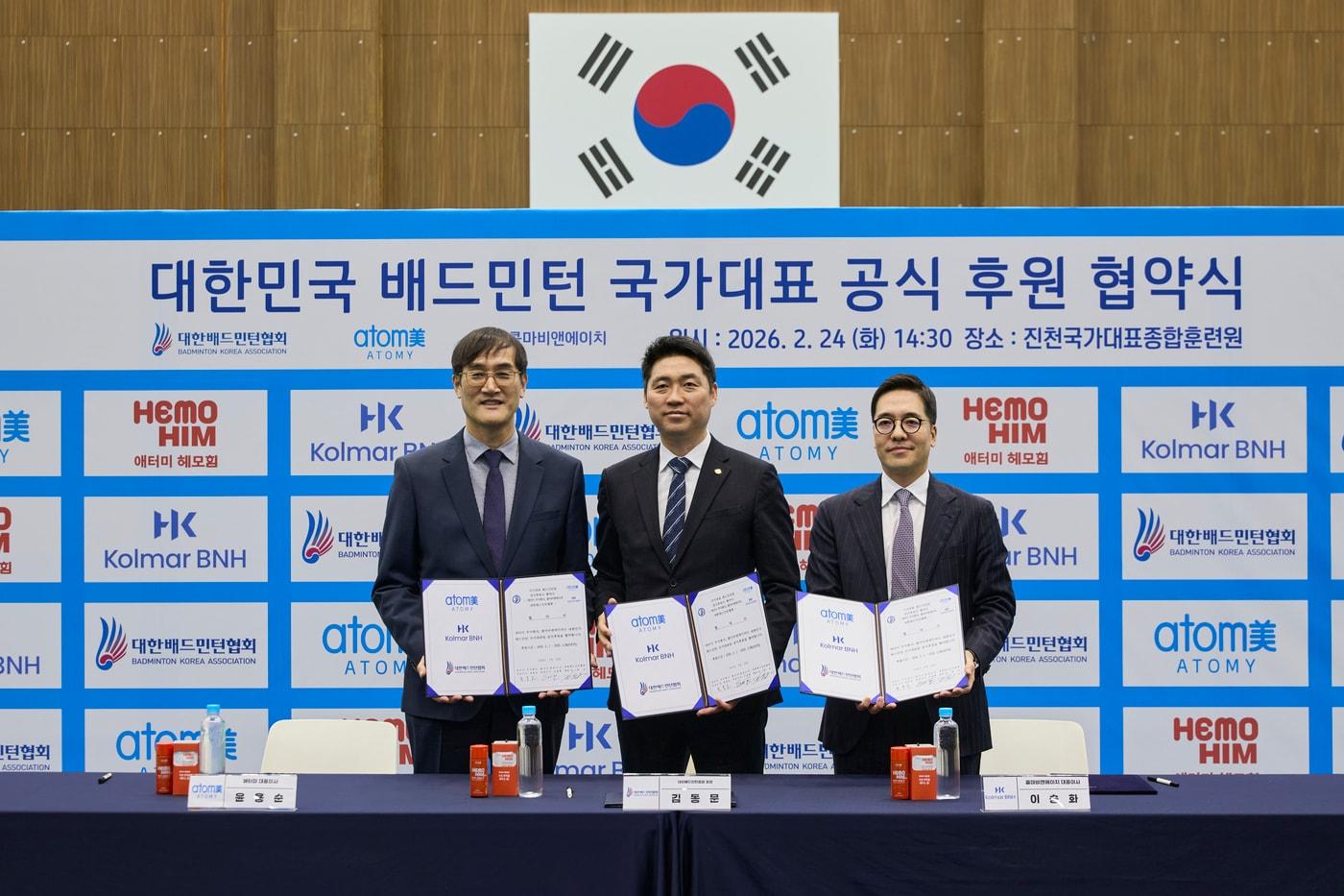 본문 이미지 - 배드민턴 대표팀이 새로운 후원사 유니폼을 착용한다. 좌측부터 윤용순 애터미 대표, 김동문 대한배드민턴협회장, 이승화 콜마비앤에이치 대표(대한배드민턴협회 제공)