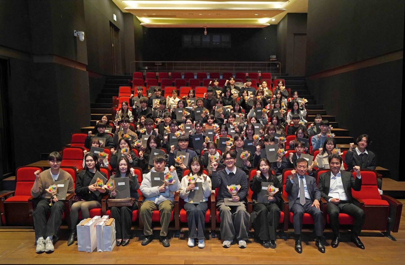 본문 이미지 - 이순형 세아해암학술장학재단 이사장(첫째줄 오른쪽에서 두번째),이태성 사무총장(첫째줄 오른쪽에서 첫번째)이 지난달 27일 서울 마포구 세아타워에서 세아해암학술장학재단 제34기 장학생들과 함께 기념사진을 촬영하고 있다. (세아홀딩스 제공)