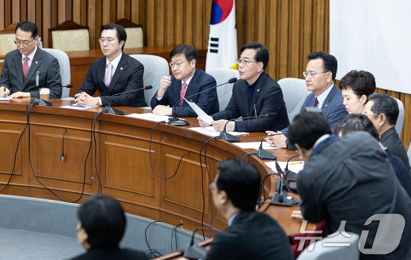 본문 이미지 - 송언석 국민의힘 원내대표가 3일 서울 여의도 국회에서 열린 원내대책회의에서 모두발언하고 있다. 2026.3.3 ⓒ 뉴스1 이승배 기자
