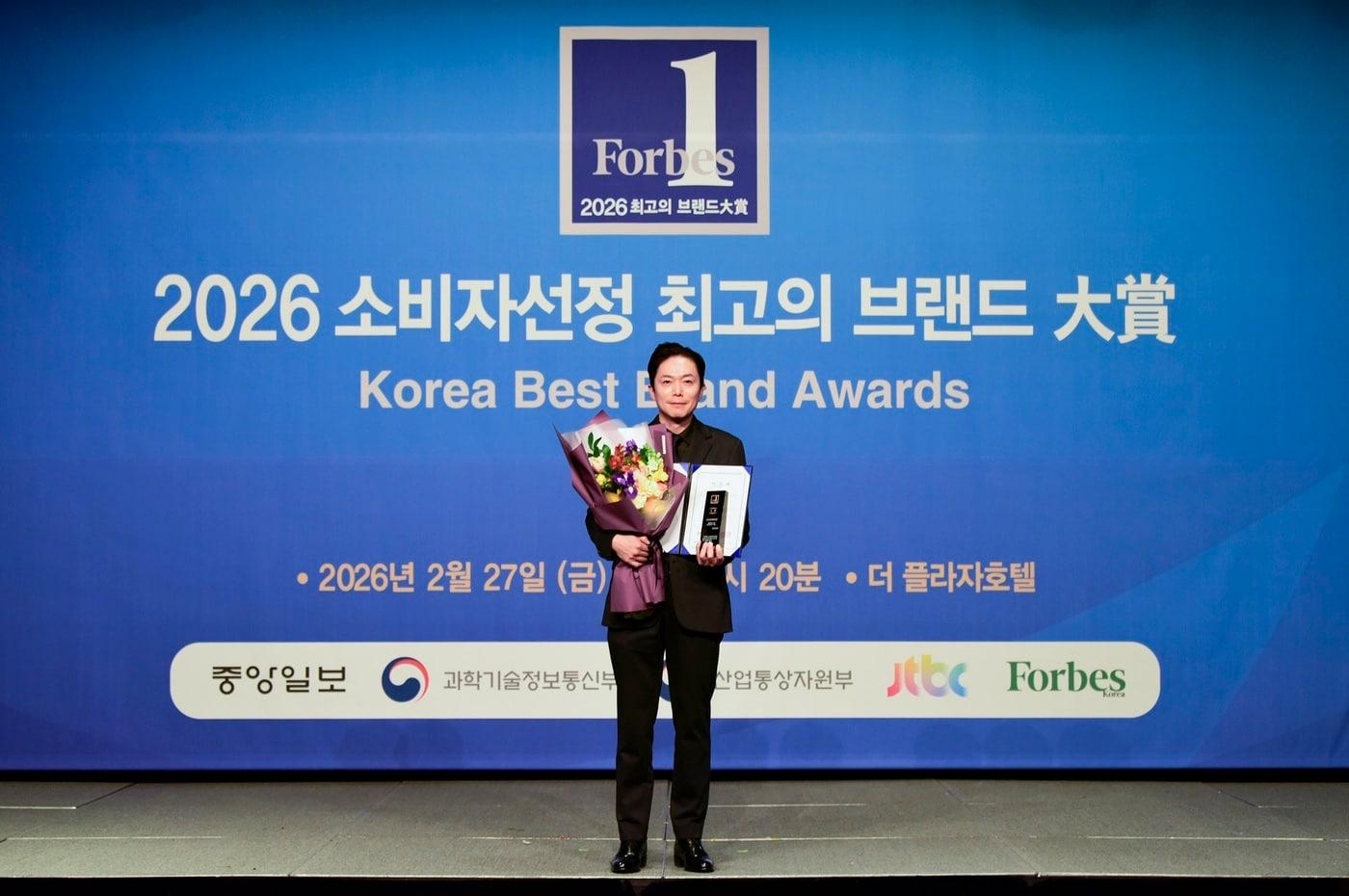 본문 이미지 - 쿠쿠는 '2026 소비자선정 최고의 브랜드 대상'에서 정수기, 공기청정기, 전자레인지 3개 부문 대상을 석권했다고 3일 밝혔다.(쿠쿠 제공)
