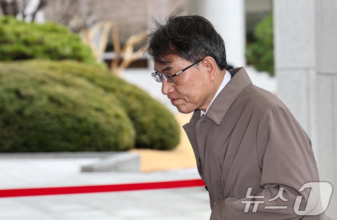 본문 이미지 - 노태악 대법관이 3일 본인의 퇴임식을 앞두고 서울 서초구 대법원으로 들어서고 있다. ⓒ 뉴스1 김도우 기자