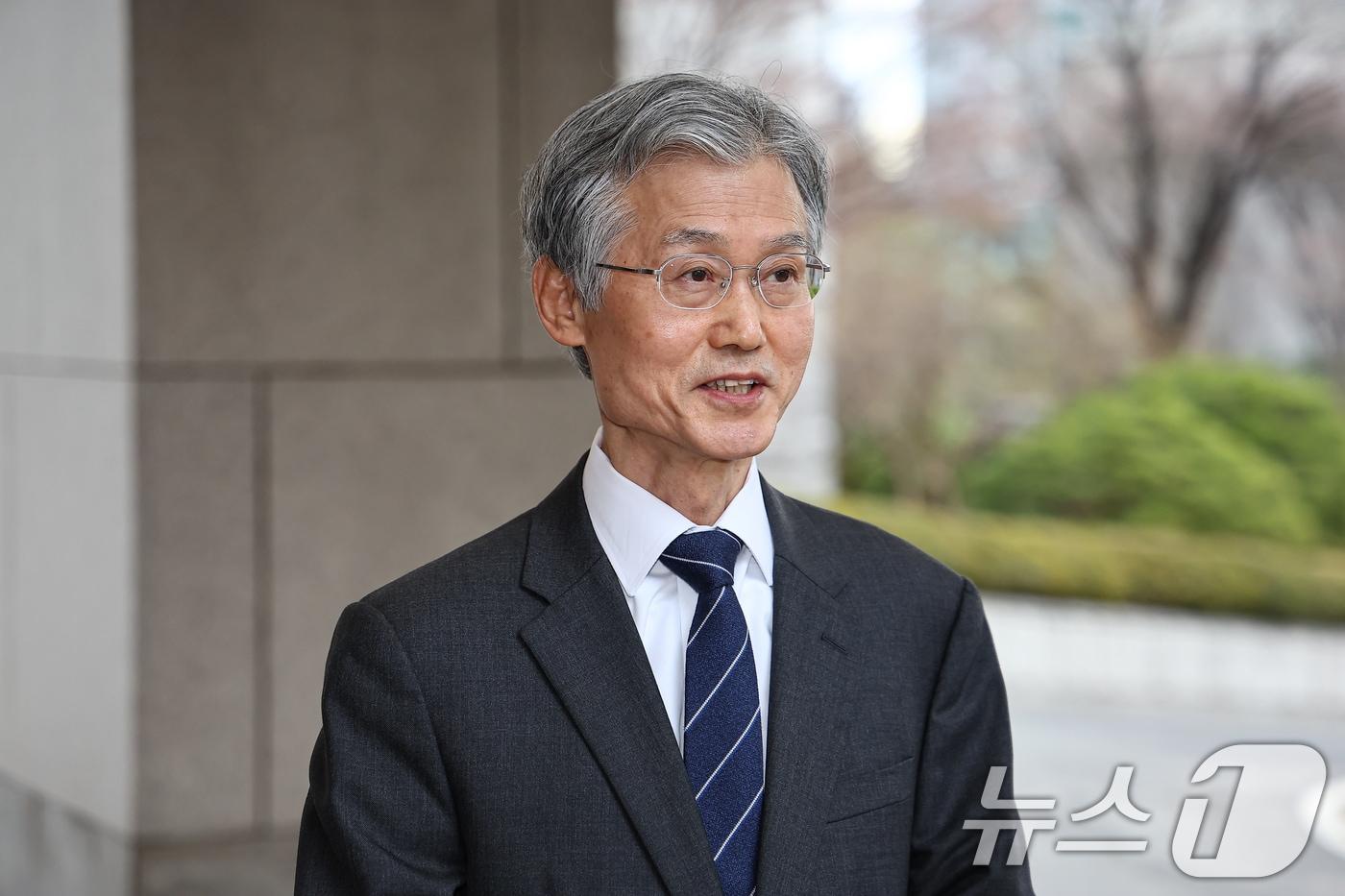 본문 이미지 - 조희대 대법원장이 3일 서울 서초구 대법원으로 출근하며 취재진 질문에 답하고 있다. 2026.3.3 ⓒ 뉴스1 김도우 기자