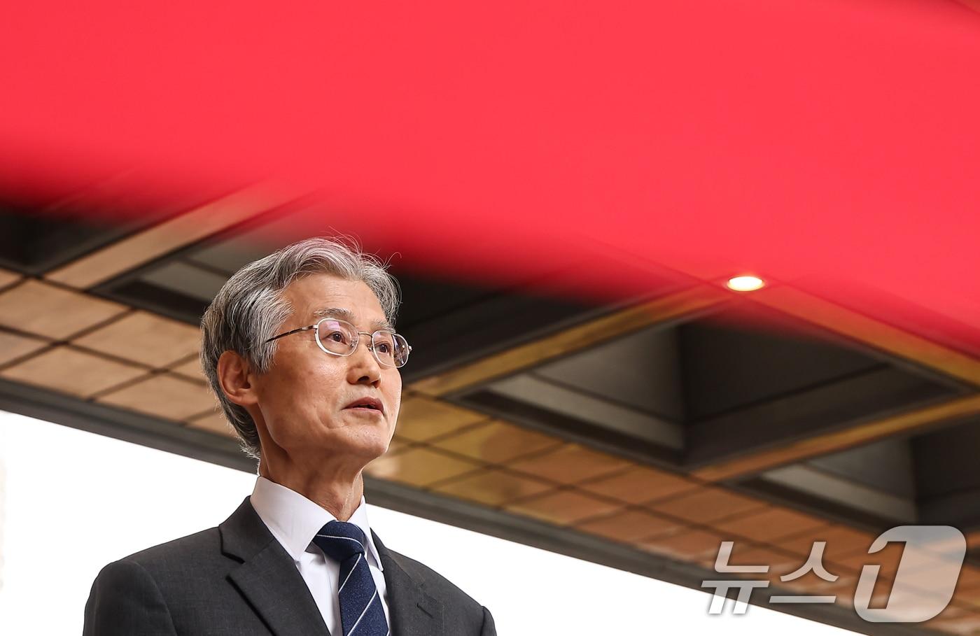 본문 이미지 - 조희대 대법원장이 3일 서울 서초구 대법원으로 출근하며 취재진 질문에 답하고 있다. 2026.3.3 ⓒ 뉴스1 김도우 기자