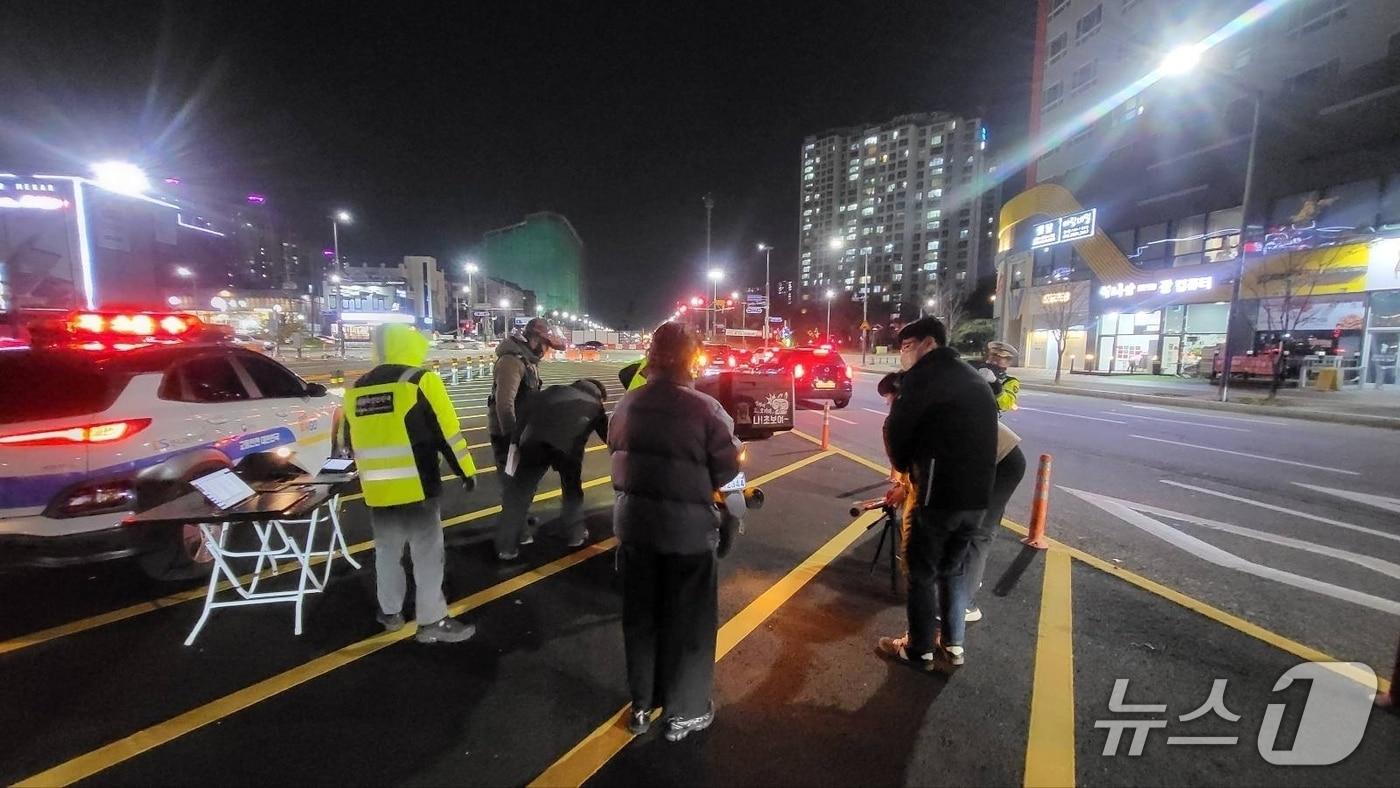 본문 이미지 - 파주시의 이륜자동차 합동단속반이 오토바이의 불법개조 여부 등을 점검하고 있다. (파주시 제공, 재판매 및 DB금지)