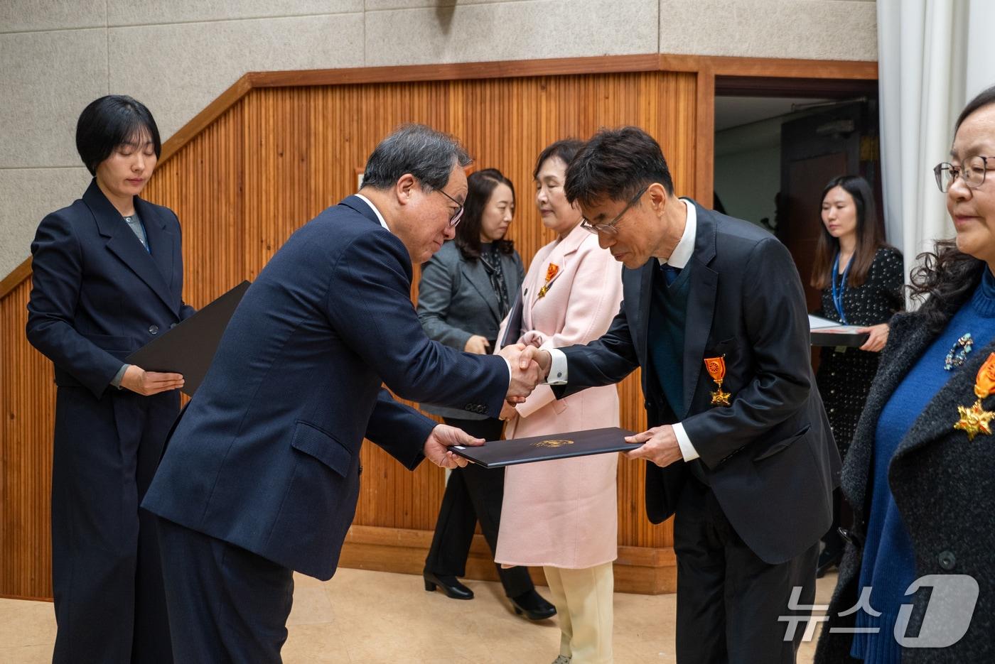 본문 이미지 - 초·중등 퇴직교원·모범공무원 포상 전수식 모습.(부산시교육청 제공. 재판매 및 DB금지)