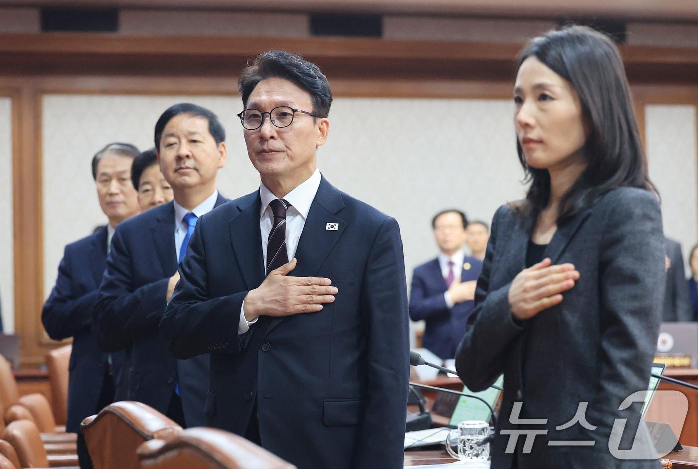 본문 이미지 - 김민석 국무총리와 국무위원들이 3일 서울 종로구 정부서울청사에서 열린 국무회의에서 국민의례를 하고 있다. 2026.3.3 ⓒ 뉴스1 임세영 기자