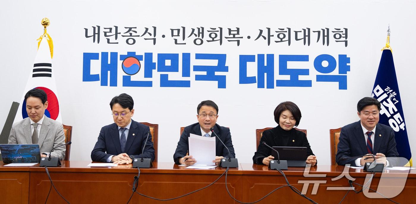 본문 이미지 - 한병도 더불어민주당 원내대표가 3일 서울 여의도 국회에서 열린 원내대책회의에서 모두 발언을 하고 있다. 2026.3.3 ⓒ 뉴스1 유승관 기자