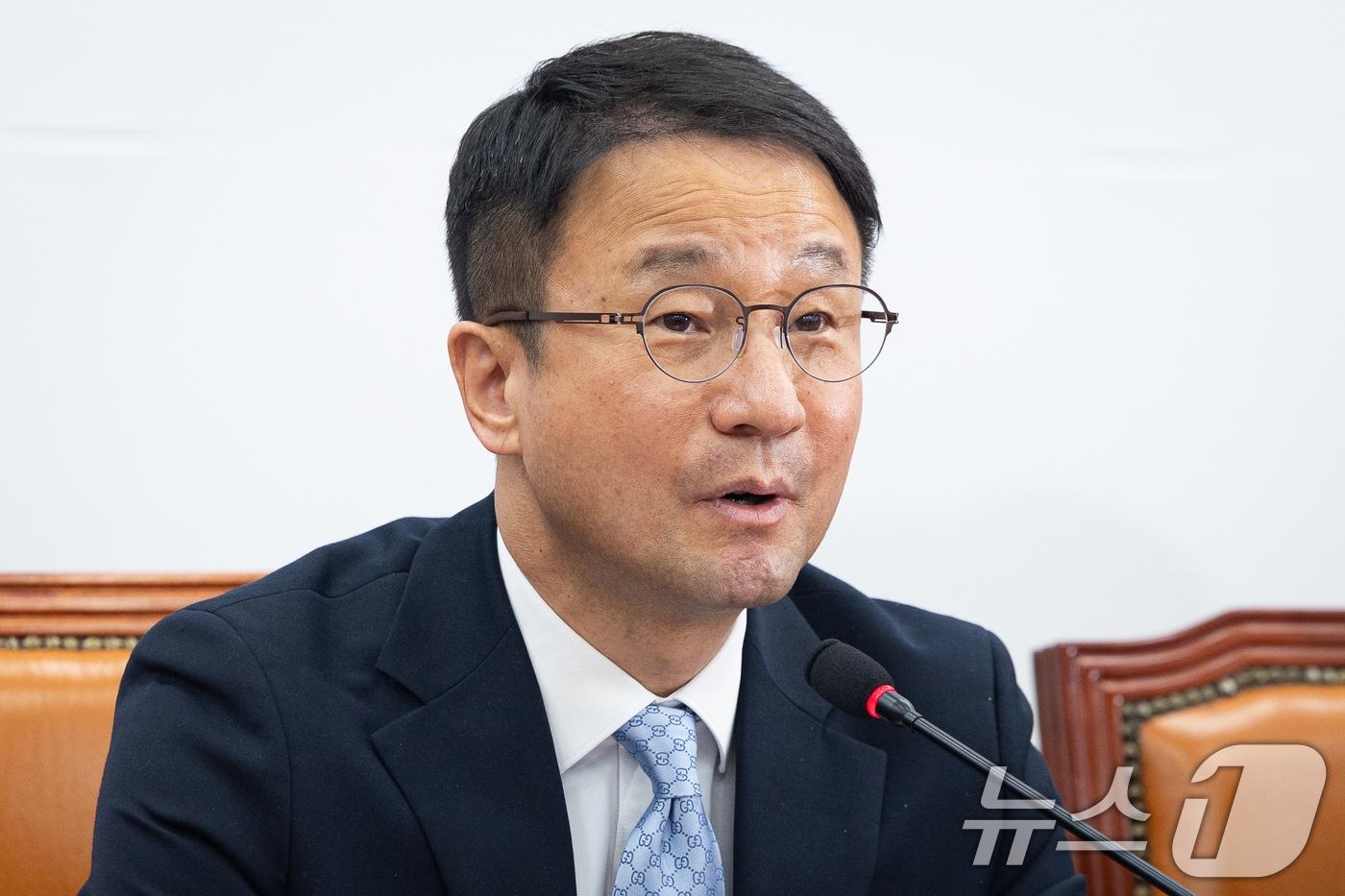 본문 이미지 - 한병도 더불어민주당 원내대표가 3일 서울 여의도 국회에서 열린 원내대책회의에서 모두 발언을 하고 있다. 2026.3.3 ⓒ 뉴스1 유승관 기자