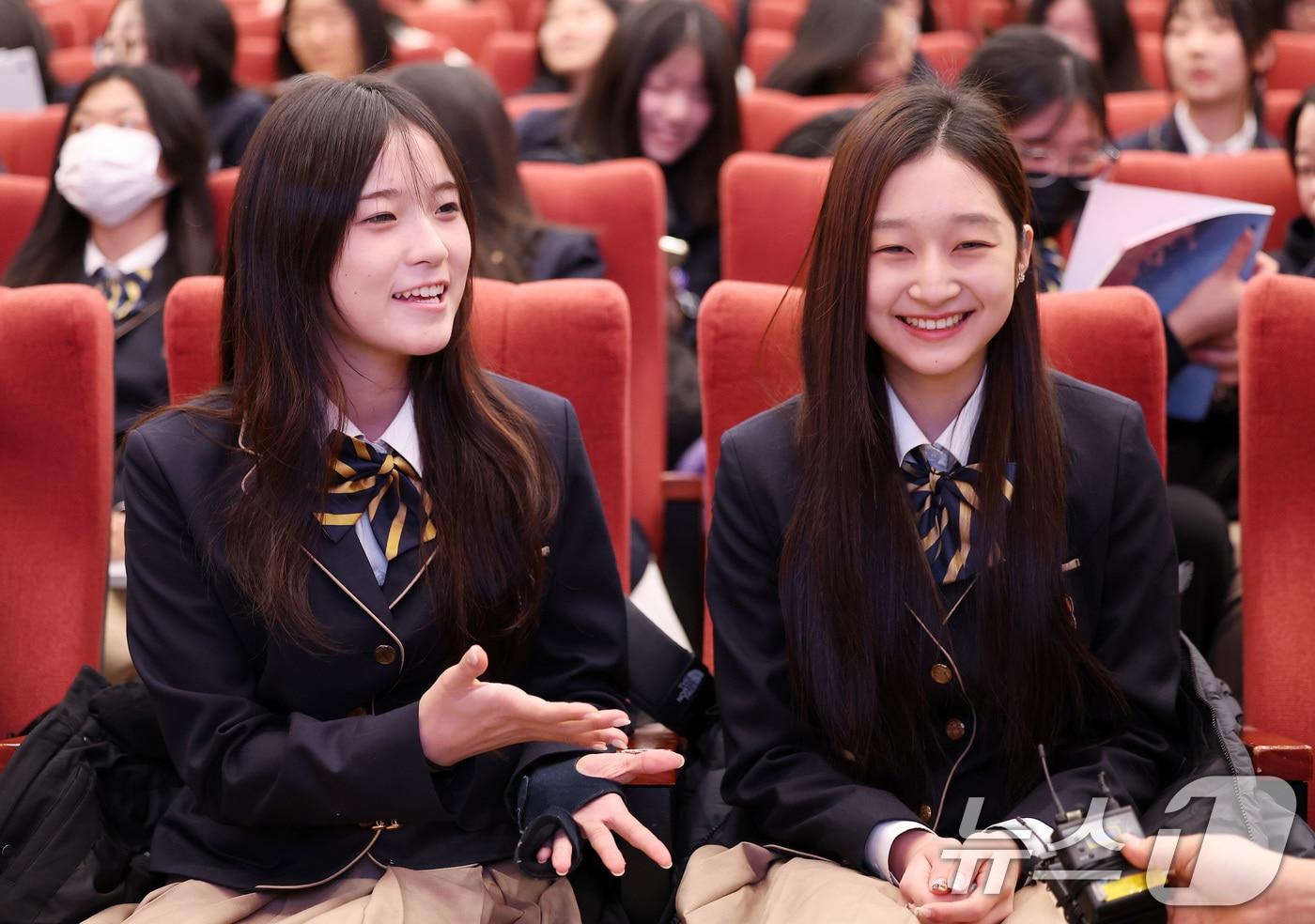 본문 이미지 - 2026 밀라노·코르티나 동계올림픽 스노보드 여자 하프파이프에서 금메달을 차지한 최가온(왼쪽)과 피겨스케이팅 신지아가 3일 서울 서초구 반포동 세화여자고등학교에서 열린 특별장학금 수여식에 참석해 대화하고 있다. 2026.3.3 ⓒ 뉴스1 김성진 기자