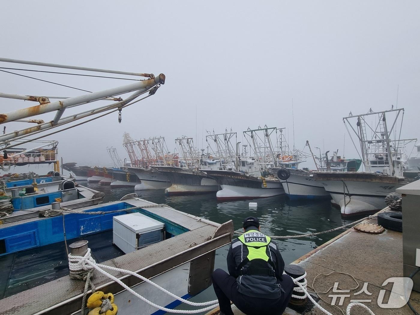 본문 이미지 -  선박 상태를 점검하고 있는 해양경찰(해양경찰청 제공/뉴스1)