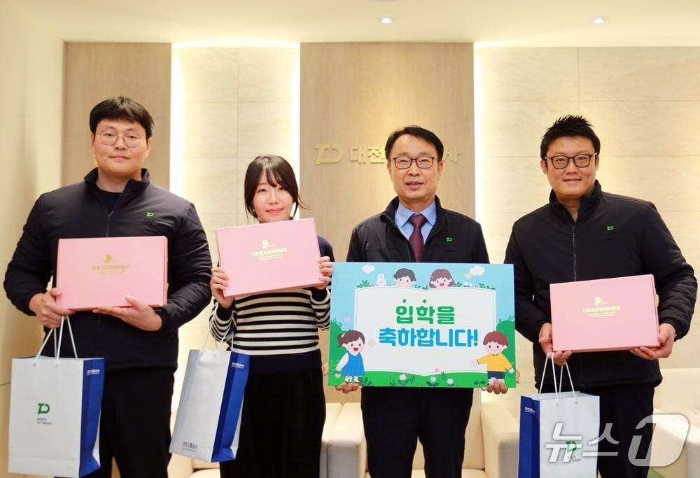 본문 이미지 - 이광축 대전교통공사 사장(왼쪽 세 번째)이 지난 27일, 출산과 초등학교 입학을 앞둔 자녀를 둔 직원들을 초청하여 선물 증정식을 가졌다. (대전교통공사 제공. 재판매 및 DB금지) 2026.3.3/뉴스1