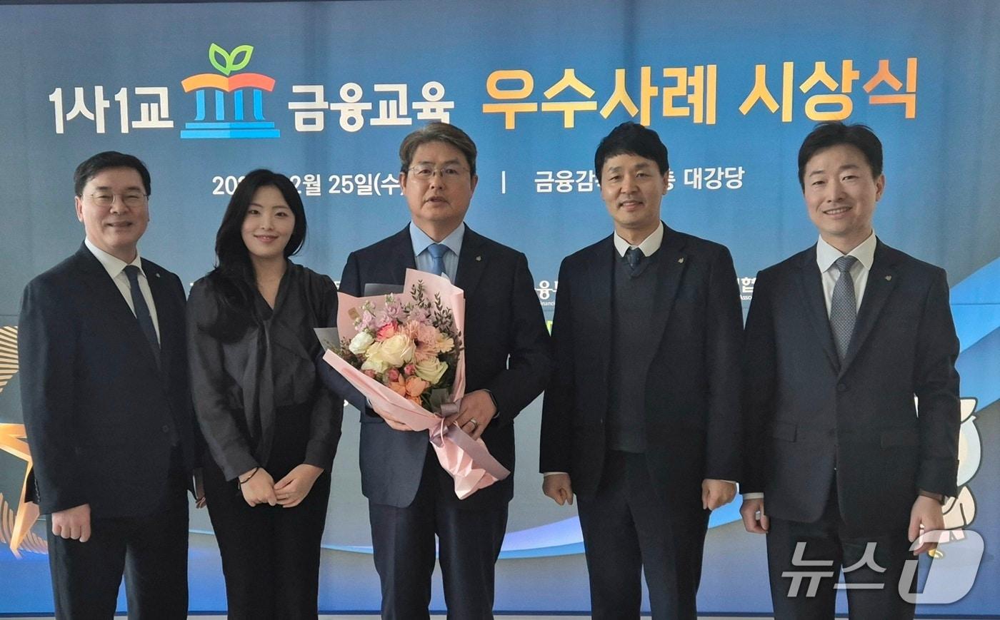 본문 이미지 - 지난 25일 금융감독원이 주관한 2025년 1사1교 금융교육 우수회사 시상식에서 DB손해보험 정종표 대표(가운데)가 임직원들과 기념촬영을 하고 있다./사진제공=DB손해보험