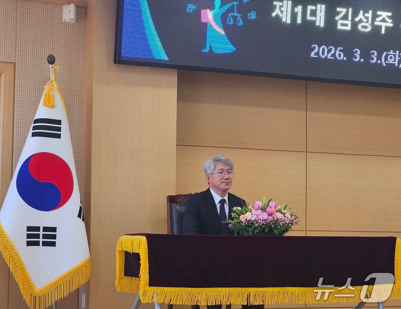 본문 이미지 - 김성주 제1대 광주회생법원장이 3일 광주지법에서 취임식을 열고 있다. 2026.3.3/뉴스1 최성국 기자