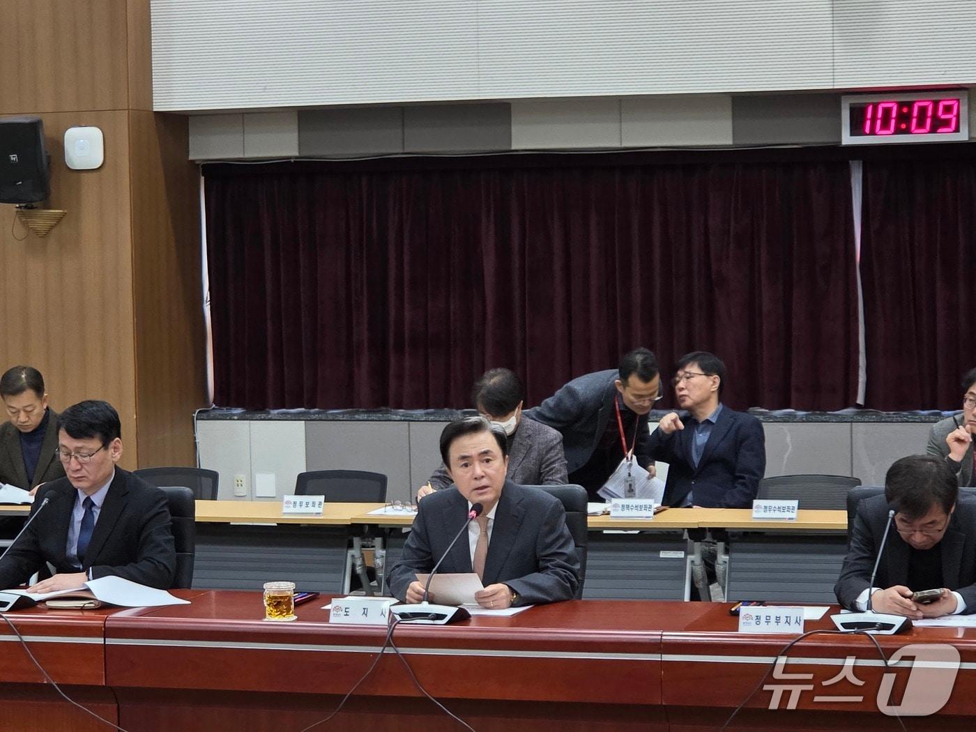 본문 이미지 - 김태흠 지사가 실국원장회의에서 모두발언을 하고 있다.2026.3.3/뉴스1