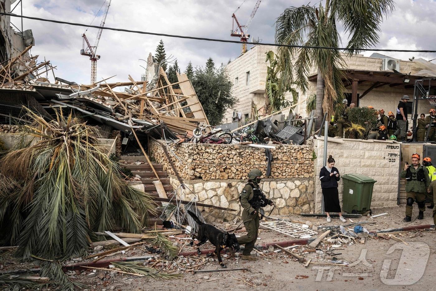 본문 이미지 - 미사일 공습으로 피해를 입은 이란 마을ⓒ AFP=뉴스1