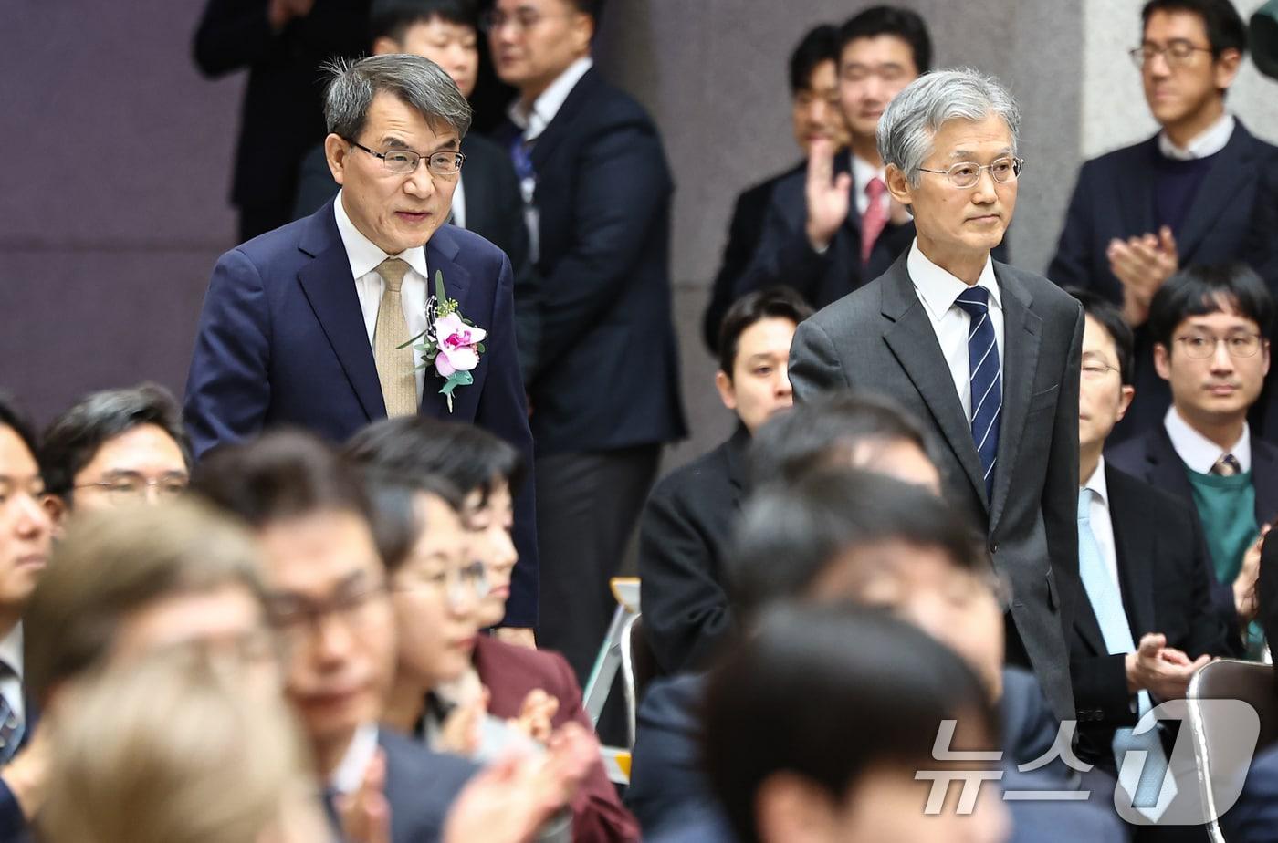 본문 이미지 - 조희대 대법원장(오른쪽)과 노태악 대법관이 3일 서울 서초구 대법원에서 열린 노 대법관의 퇴임식에 참석하고 있다. 2026.3.3 ⓒ 뉴스1 김도우 기자