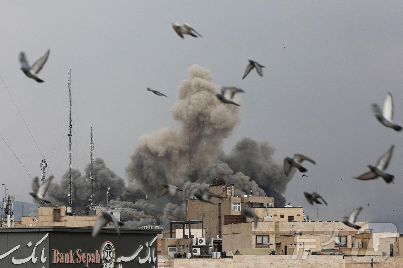 본문 이미지 - 2일(현지시간) 이란 테헤란 시내에서 이스라엘과 미군의 공격으로 먼지구름이 피어오르고 있다. 2026.03.02 ⓒ 로이터=뉴스1