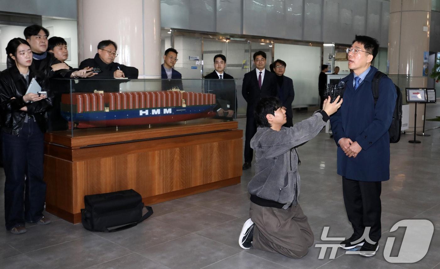 본문 이미지 - 황종우 해양수산부 장관 후보자가 3일 오전 부산 중구 부산항만공사에 마련된 인사청문회 준비 사무실로 첫 출근하며 소감을 밝히고 있다. 2026.3.3 ⓒ 뉴스1 윤일지 기자