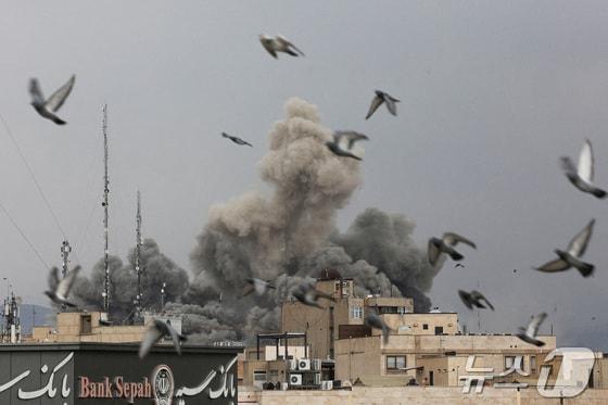 본문 이미지 - 이란 테헤란 시내에서 이스라엘과 미군의 공격으로 먼지구름이 피어오르고 있다. ⓒ 로이터=뉴스1