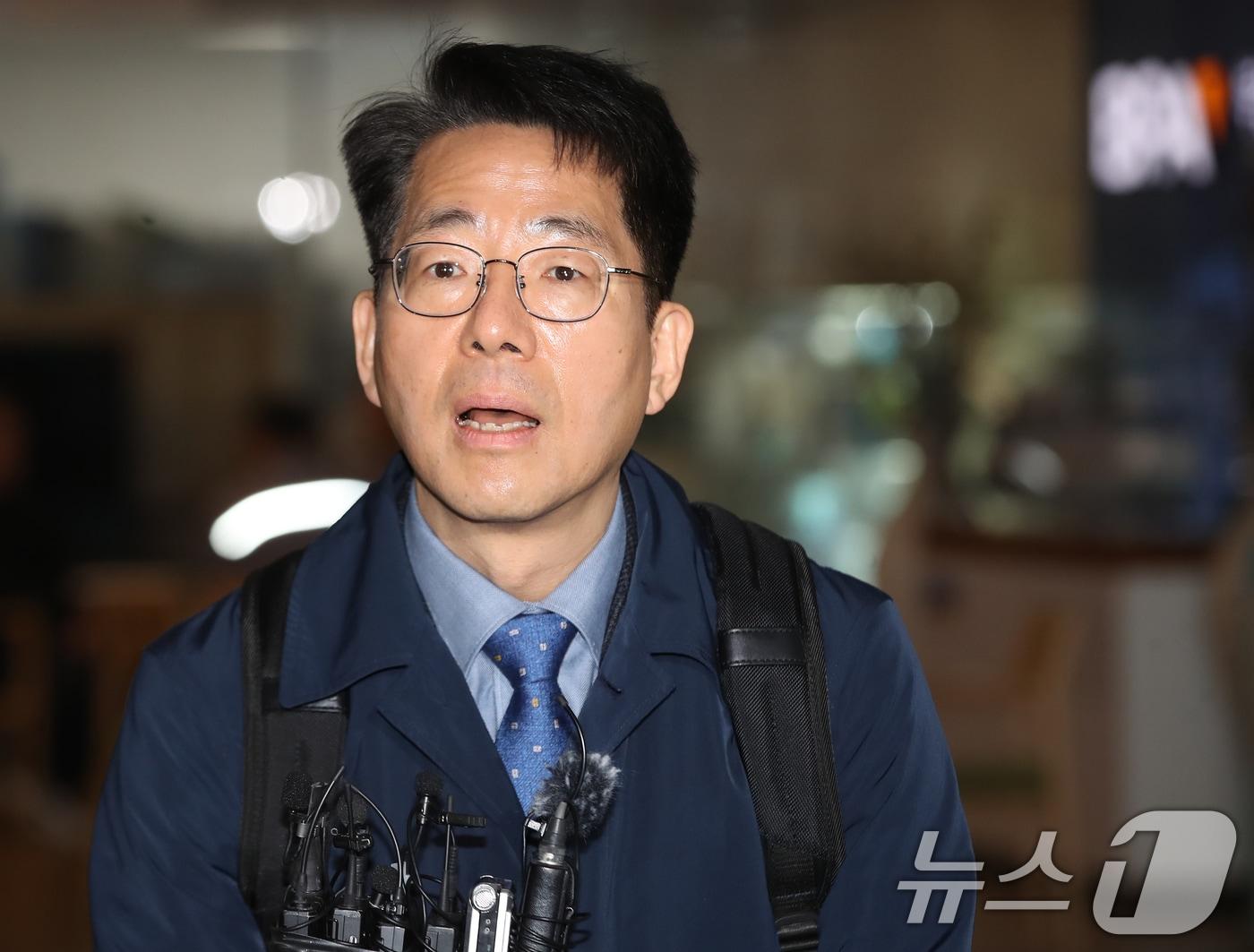 본문 이미지 - 황종우 해양수산부 장관 후보자가 3일 오전 부산 중구 부산항만공사에 마련된 인사청문회 준비 사무실로 첫 출근하며 소감을 밝히고 있다. 2026.3.3 ⓒ 뉴스1 윤일지 기자