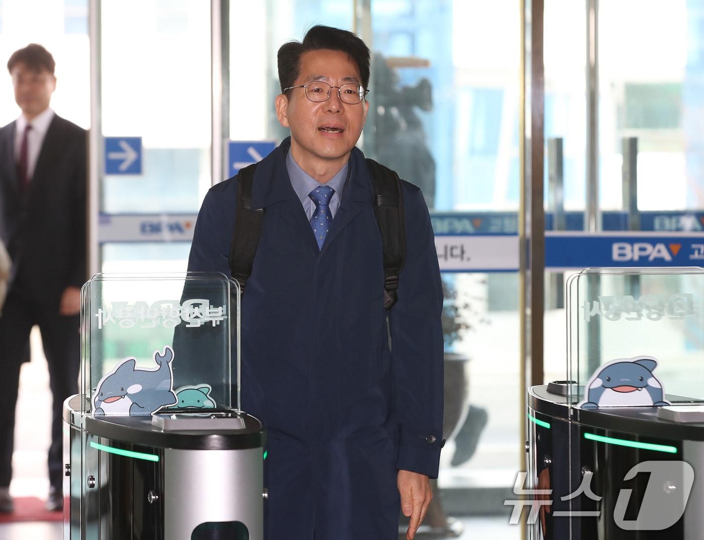 본문 이미지 - 황종우 해양수산부 장관 후보자가 3일 오전 부산 중구 부산항만공사에 마련된 인사청문회 준비 사무실로 첫 출근하고 있다. 2026.3.3 ⓒ 뉴스1 윤일지 기자