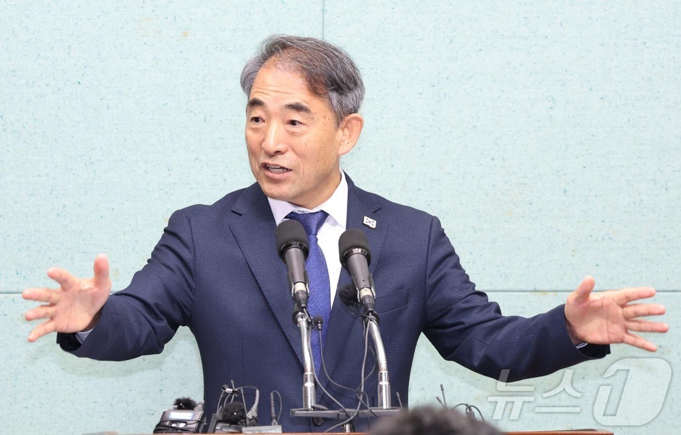 본문 이미지 - 윤준병 더불어민주당 전북도당위원장이 3일 전북 전주시 전북특별자치도의회에서 타운홀 미팅 및 현대차 투자 관련 기자회견을 열고 질의에 답변을 하고 있다. ⓒ 뉴스1 유경석 기자