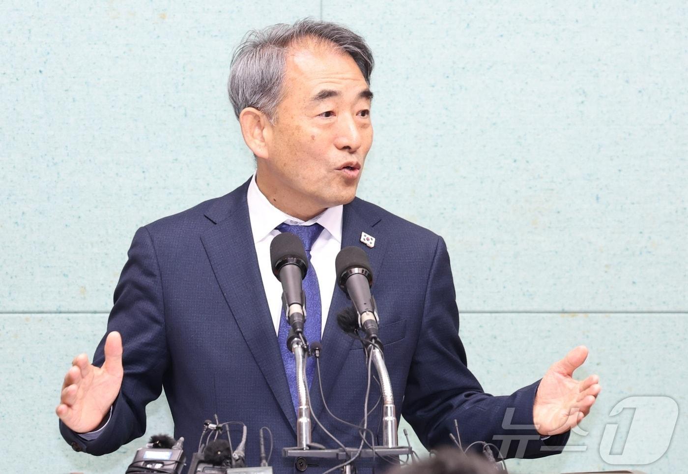 본문 이미지 - 윤준병 더불어민주당 전북도당위원장이 3일 전북 전주시 전북특별자치도의회에서 타운홀 미팅 및 현대차 투자 관련 기자회견을 열고 질의에 답변을 하고 있다. 2026.3.3 ⓒ 뉴스1 유경석 기자