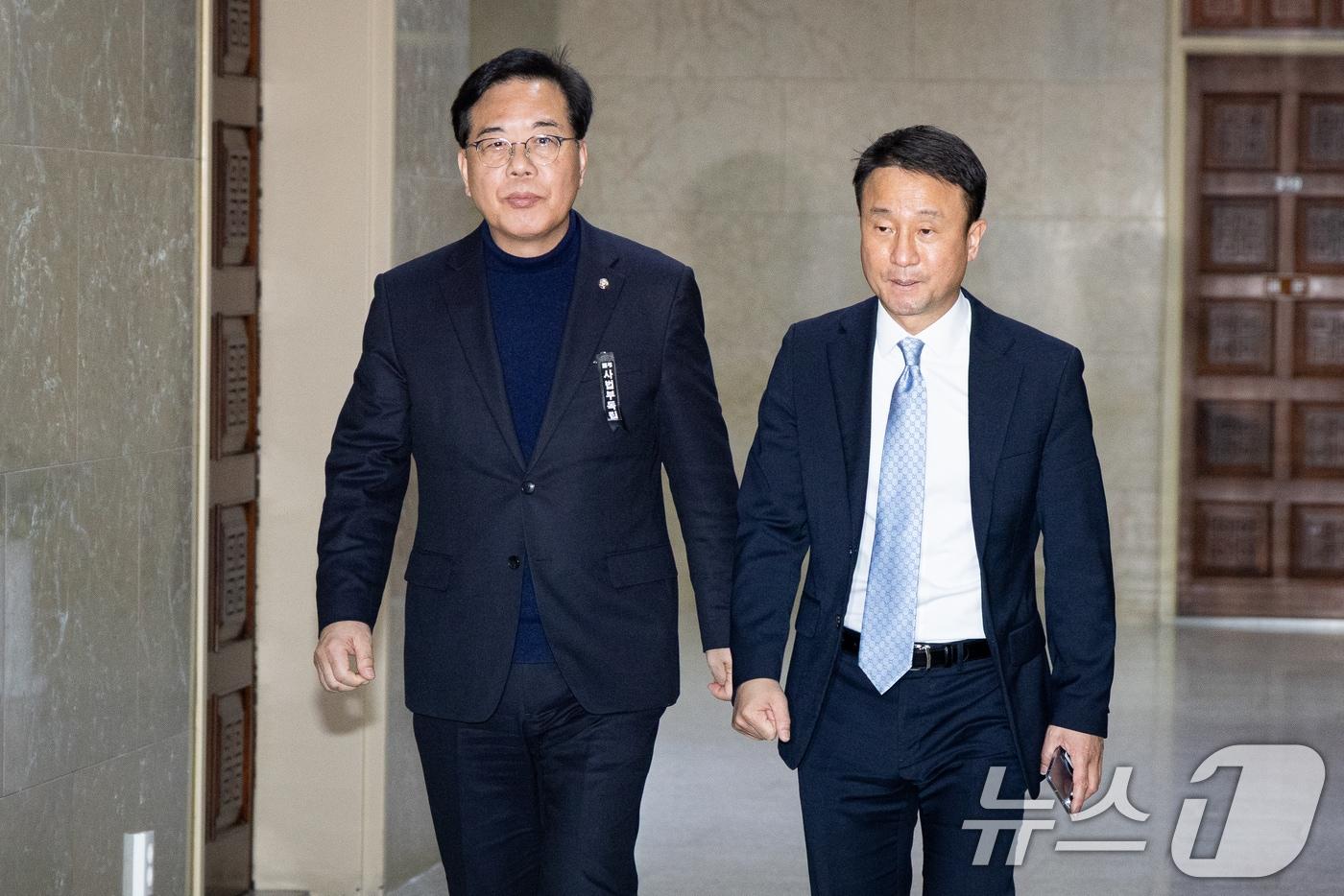 본문 이미지 - 더불어민주당 한병도(오른쪽), 국민의힘 송언석 원내대표가 3일 서울 여의도 국회에서 회동을 위해 운영위원장실로 들어서고 있다. 2026.3.3 ⓒ 뉴스1 유승관 기자