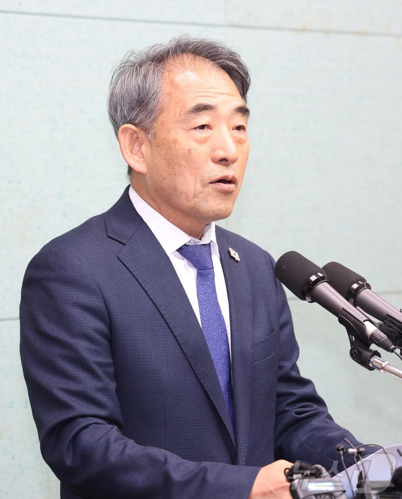 본문 이미지 - 윤준병 더불어민주당 전북도당위원장이 3일 전북 전주시 전북특별자치도의회에서 타운홀 미팅 및 현대차 투자 관련 기자회견을 열고 질의에 답변을 하고 있다. ⓒ 뉴스1 유경석 기자